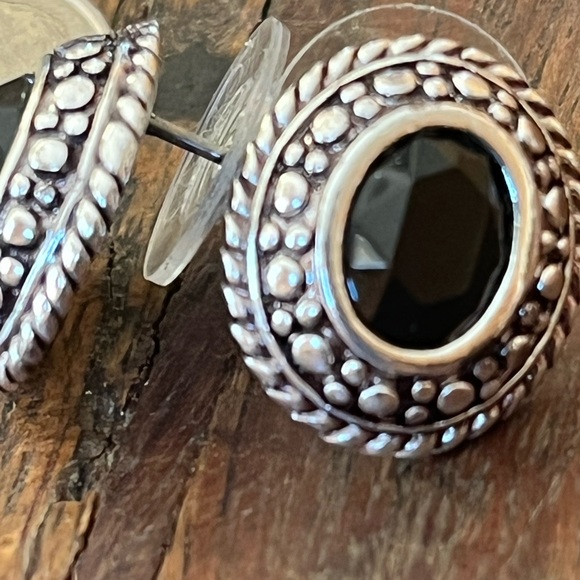 Black and silver studs - Picture 3 of 11